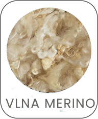 Vlna MERINO * Potah * Luxusní potah Natural z ovčí vlny Merino představuje tu nejvyšší možnou kvalitu v oblasti přírodních lůžkovin. Výjimečný je především z hlediska složení, protože je ze 100% ovčí vlny Merino, díky níž, dodává lidskému spánku pocit nadstandardu. . Výjimečnost je v tom, že ovčí vlna v zimě hřeje a v létě chladí. Merino vlna je materiál získaný stříháním mladých oveček, kdy je ovčí vlna nejjemnější a dosahuje zde nejvyšší možnou kvalitu. Nemusíte se obávat nežádoucího pocitu, skopové Merino nekouše ani nedráždí lidskou pokožku. Předností tohoto materiálu je termoregulační vlastnost, což znamená schopnost regulovat optimální teplotu těla a současně dokáže odpařovat jakoukoliv přebytečnou vlhkost do ovzduší. Pro zdravý spánek a čistý spánek doporučujeme Antibacteriální třívrstvý chránič matrace.